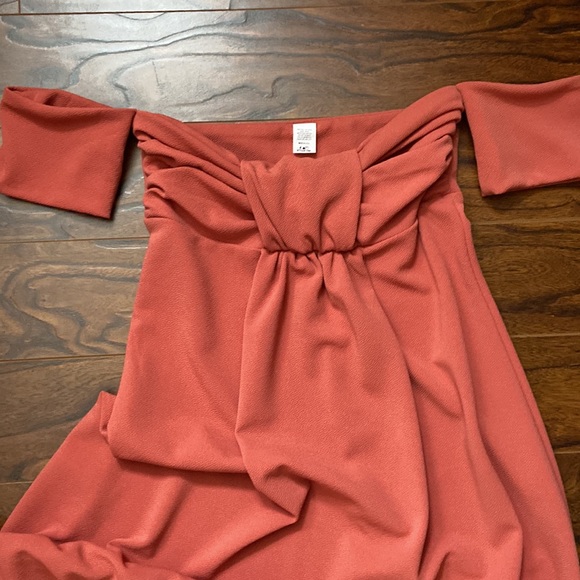 Beautiful brick coloured maxi dress with drop shoulder style. - Picture 3 of 5